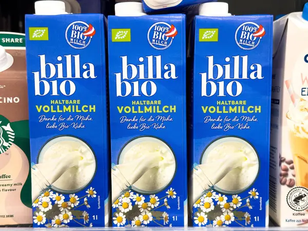 Billa bio vollmilch karton papatya tasarımı raflarda.