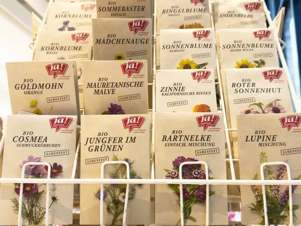Organik çiçek tohumu paketleri çeşitli çiçek ve etiketlerle depoda sergilenir.