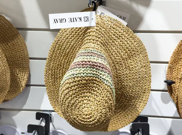 Resimde pastel çizgili el yapımı hasır şapka.