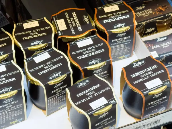 Raftaki çeşitli çikolatalı tatlılar: çeşitli tatların lüks seçimi.