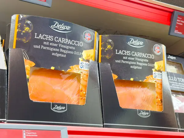 Vinaigrette ve parmigiano reggiano ambalajlı somon carpaccio.