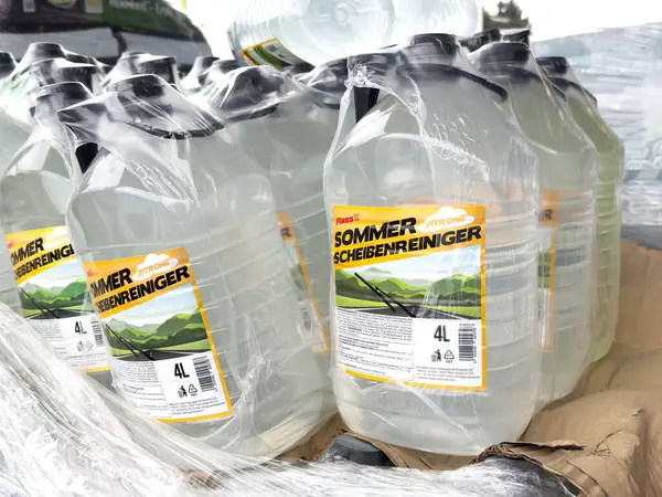 Etkili araba bakımı için yazlık cam temizleyici şişeler paletin üzerinde..