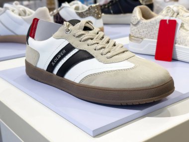 Sıradan erkek ayakkabıları, çizgili ve bej aksanlı..