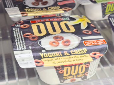 İkili yoğurt ve üzerinde İtalyan ambalajında çikolata halkaları var..