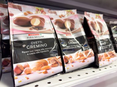 Premium ovetti cremino çikolata torbalarını rafa koy..