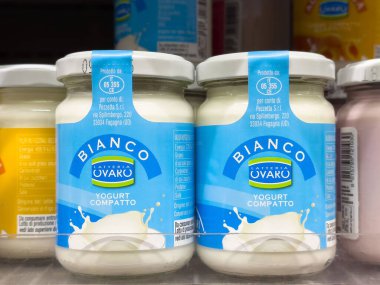 Mavi etiketli bianco yoğurdu mağaza rafında.