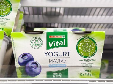 Mağaza rafında yaban mersini aromalı hayati yoğurt paketi.