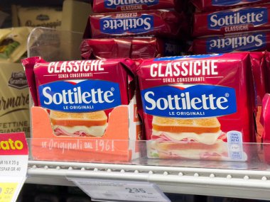 Dükkanda Sottilette klasik peynir dilimleri: İtalyan marka ambalajlama.