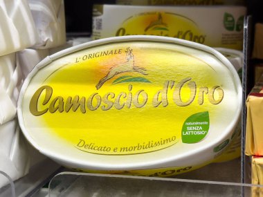 Markette Camoscio d 'oro peynir ambalajı.