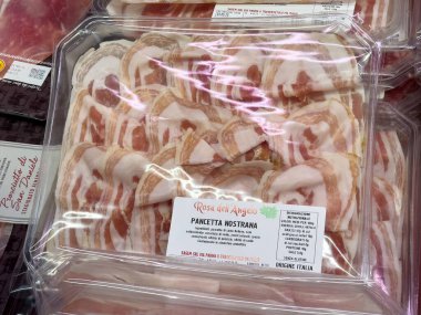 Paketlenmiş pancetta nostrana mağazada sergileniyor.