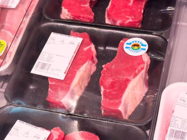 Market vitrininde sertifikalı taze paketlenmiş biftek..