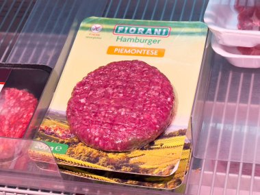 Markette ambalajda Piemontese hamburger köftesi sergileniyor..