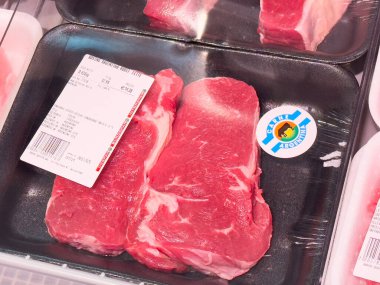 Süpermarkette taze Arjantin sığır eti kesimi.