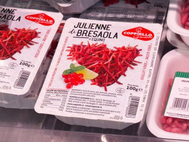 Pazar vitrininde besin bilgileriyle paketlenmiş julienne di bresaola.