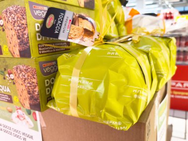 Fırın ürünleri süpermarkette Focaccia ve çikolatalı pasta paketleriyle sergileniyor.