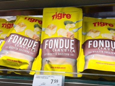 Süpermarket rafında üzerinde fiyat etiketi olan klasik İsviçre fondü peynir karışımı paketler.