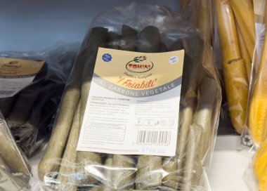 Tomini friabili al carbone vejetaryen peyniri ambalajda sergileniyor..