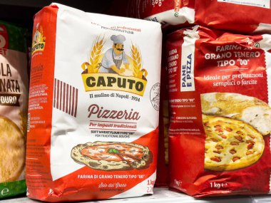 Geleneksel İtalyan pizzası hamuru için rafta Caputo pizza un torbaları var..