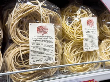Boğazlı tartufo umbria eşliğinde sanatsal İtalyan makarna gösterisi.