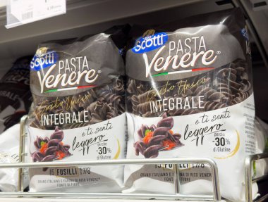 Scotti makarna venere italyan siyah pirinç fusilli rafta.