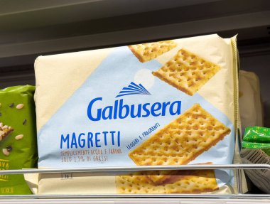 Galbusera magretti kraker ambalajı raf ekranında.