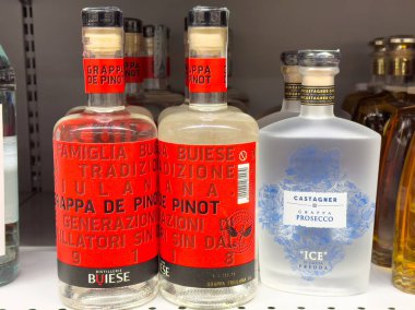 Grappa şişelerinin çeşitliliği özel etiketler sergiliyor.