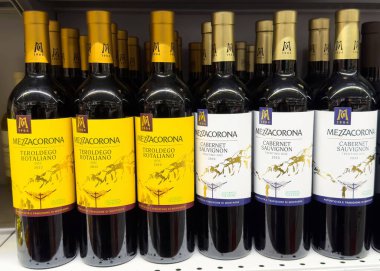Sergilenen İtalyan şarapları: teroldego rotaliano ve Cabernet sauvignon şişeleri.