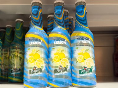 Rafta Sicilyalı limon suyu olan votka limon şişeleri..