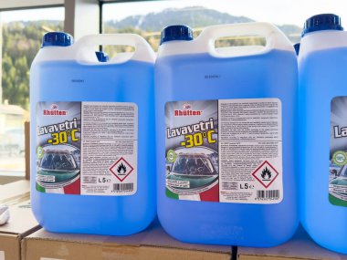 Dükkanda dağ manzaralı mavi cam temizleyicileri var..