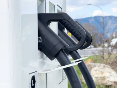 Manzaralı dağ manzarasında elektrikli araç şarj istasyonu.