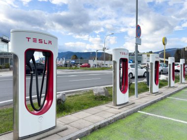 Tesla, dağ geçmişine sahip kentsel alandaki elektrik istasyonlarına saldırıyor..