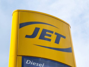 Gökyüzüne karşı sarı arka planlı jet yakıtı istasyonu tabelası.