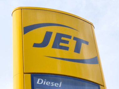 Kalın mavi harfli parlak sarı jet istasyonu tabelası..