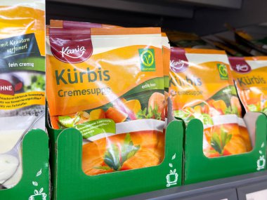 Süpermarket rafında balkabağı kremalı çorba paketi.