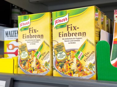 Knorr fix-einbrenn çorba ve sos kutuları market rafında..