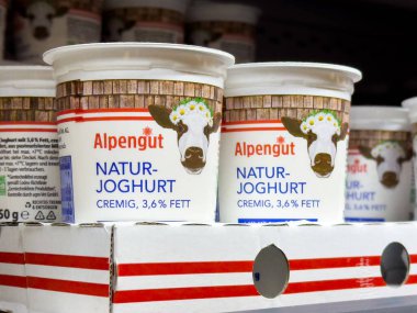 Alpengut doğal yoğurt ambalajı% 3,6 yağ içerikli depolama ekranında.