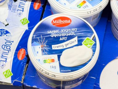 Milbona kremalı Yunan usulü yoğurt ambalajı.