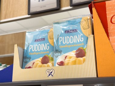 Süpermarket rafında sergilenen vanilyalı puding karışımı paketleme.