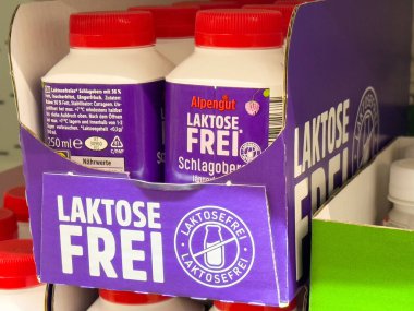 Perakende satış ayarlarında beslenme etiketleriyle laktozsuz krem paketleme.