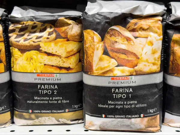 İtalyan buğday unu paketi: farina tipo 2 ve Tipo 1 rafta.