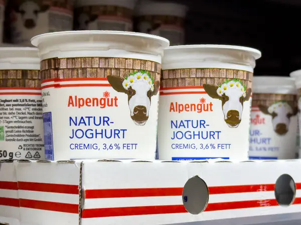 Alpengut doğal yoğurt ambalajı% 3,6 yağ içerikli depolama ekranında.