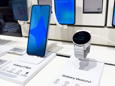 Galaxy z flip6 ve Galaksi İzleme 7 elektronik mağazasında.