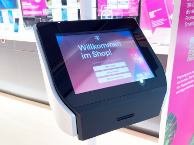 Müşteri yardımı için perakende mağazasında etkileşimli self-servis kiosku.