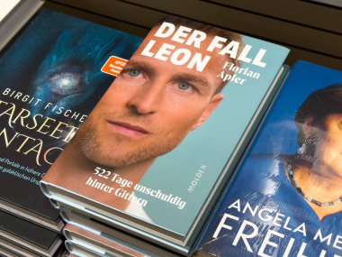 Alman kitapçı sergisi: çok satan romanlar ve popüler Alman yazarların yer aldığı kurgusal olmayan romanlar.