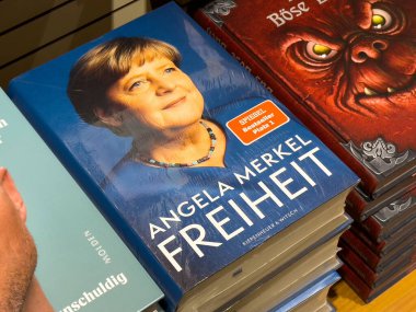 Angela Merkel Özgürlük Kitabı mağazada sergilendi.