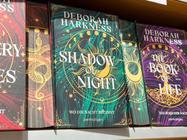 Rafta Deborah Harkness romanlarının yer aldığı gece kitabının gölgesi.