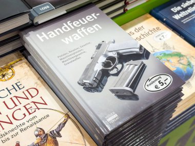 Alman kitapçısının kapağında modern tabanca ile el feuerwaffen kitap sergisi.
