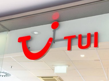 Seyahat acentesinin tavanındaki tui logosu..