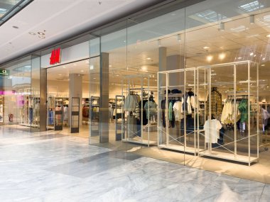 Modern moda mağazaları, alışveriş merkezlerinde modern giyim mağazaları sergileniyor..