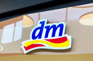Dm drogerie market logosu parlak renklerde gösteriliyor.